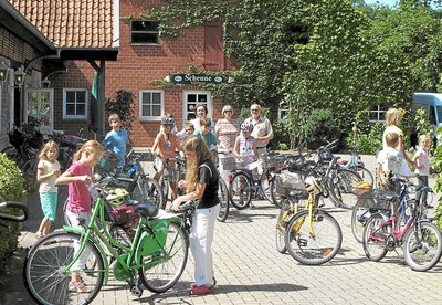 In Gruppen erkundeten die Kinder mit ihren Rädern das Umland. Foto: Anna Franger (Quelle: TB Ochtrup, 07.08.2012)